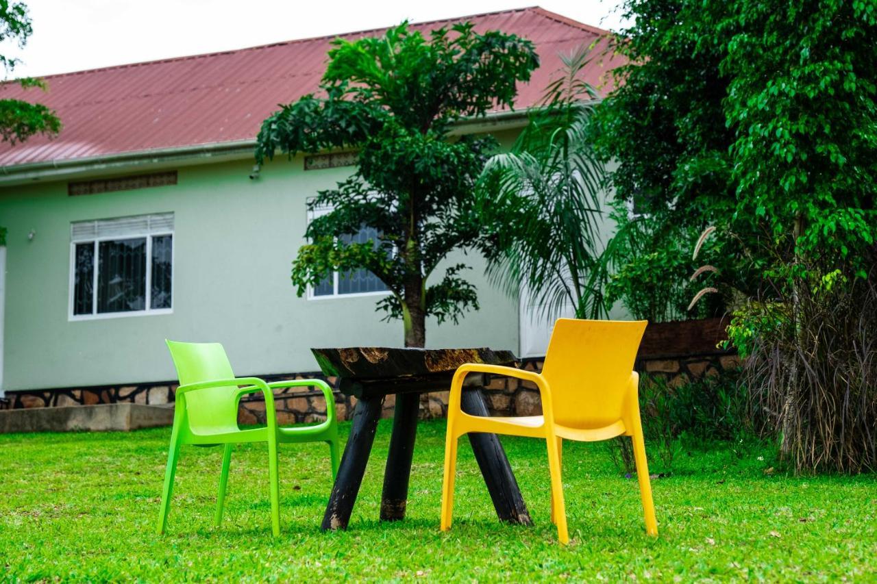 Airport Unique Hotel Entebbe Bagian luar foto