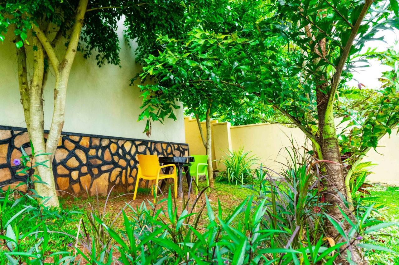 Airport Unique Hotel Entebbe Bagian luar foto