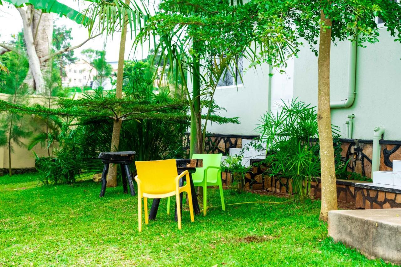 Airport Unique Hotel Entebbe Bagian luar foto