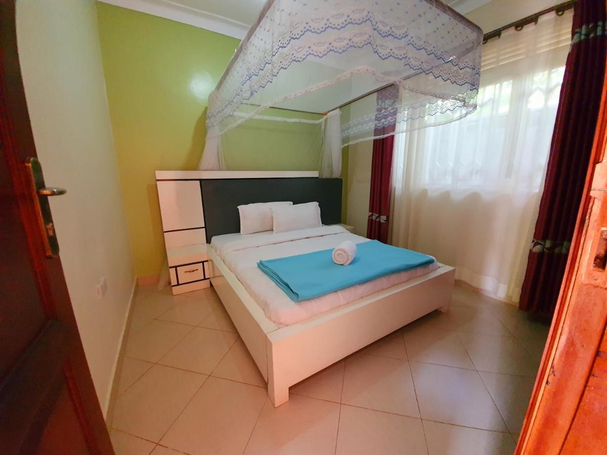 Airport Unique Hotel Entebbe Bagian luar foto